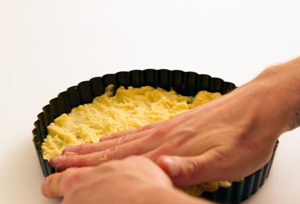 Фото шага рецепта Пирог с земляникой и кремом патисьер 69694 шаг 7  