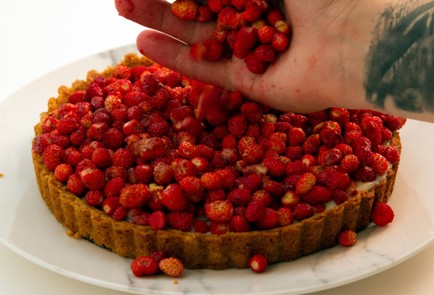 Фото шага рецепта Пирог с земляникой и кремом патисьер 69694 шаг 8  