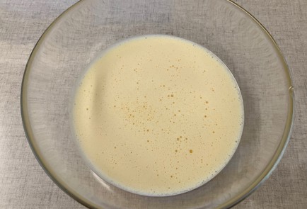 Фото шага рецепта Пирог со сливами бананами и яблоками 175474 шаг 1