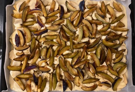 Фото шага рецепта Пирог со сливами бананами и яблоками 175474 шаг 10