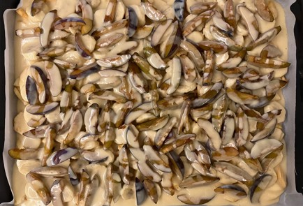 Фото шага рецепта Пирог со сливами бананами и яблоками 175474 шаг 11