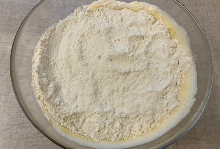 Фото шага рецепта Пирог со сливами бананами и яблоками 175474 шаг 2