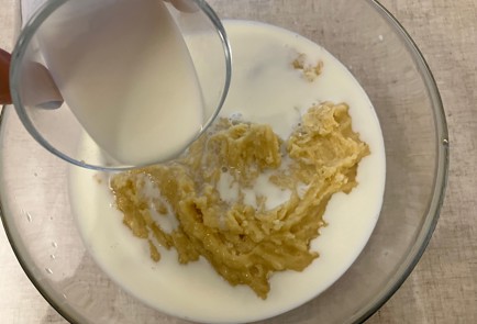 Фото шага рецепта Пирог со сливами бананами и яблоками 175474 шаг 3