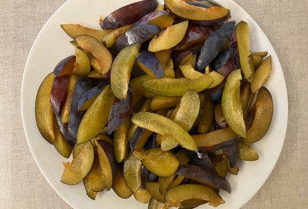 Фото шага рецепта Пирог со сливами бананами и яблоками 175474 шаг 5