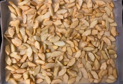 Фото шага рецепта Пирог со сливами бананами и яблоками 175474 шаг 8