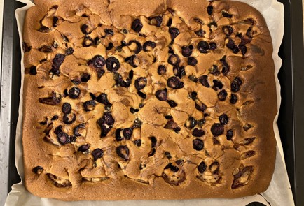 Фото шага рецепта Пирог со сливами и виноградом 175108 шаг 10  