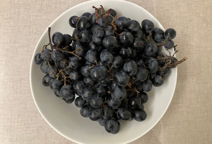 Фото шага рецепта Пирог со сливами и виноградом 175108 шаг 2  