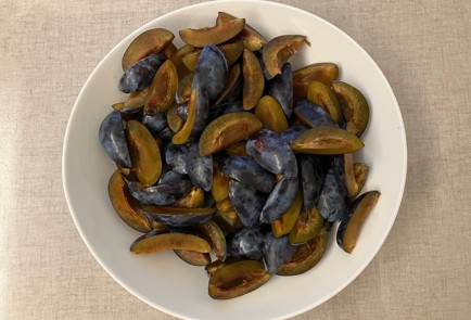 Фото шага рецепта Пирог со сливами и виноградом 175108 шаг 3  