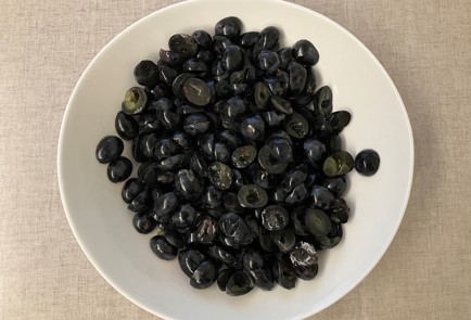 Фото шага рецепта Пирог со сливами и виноградом 175108 шаг 4  