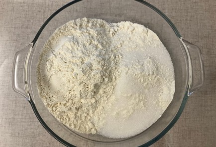 Фото шага рецепта Пирог со сливами и виноградом 175108 шаг 5  