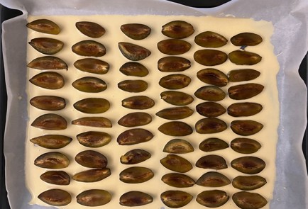 Фото шага рецепта Пирог со сливами и виноградом 175108 шаг 8  