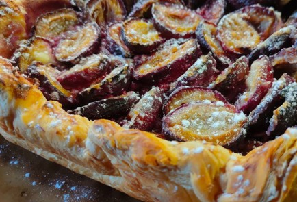 Фото шага рецепта Пирог со сливами на слоеном тесте 190242 шаг 10  