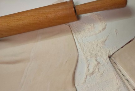 Фото шага рецепта Пирог со сливами на слоеном тесте 190242 шаг 2  