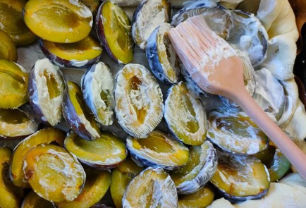 Фото шага рецепта Пирог со сливами на слоеном тесте 190242 шаг 7  