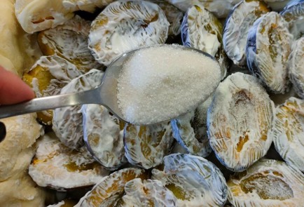 Фото шага рецепта Пирог со сливами на слоеном тесте 190242 шаг 8  