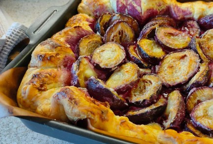 Фото шага рецепта Пирог со сливами на слоеном тесте 190242 шаг 9  