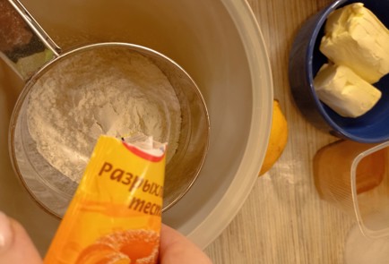 Фото шага рецепта Пирог со сливами 191583 шаг 2  