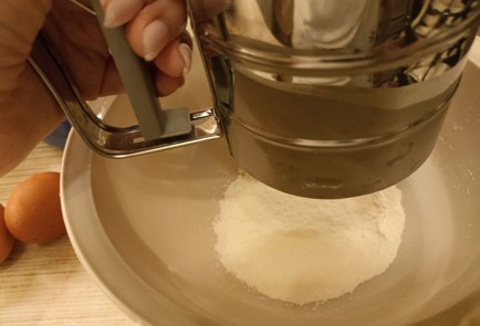 Фото шага рецепта Пирог со сливами 191583 шаг 3  