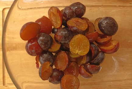 Фото шага рецепта Пирог со сливами 191583 шаг 4  