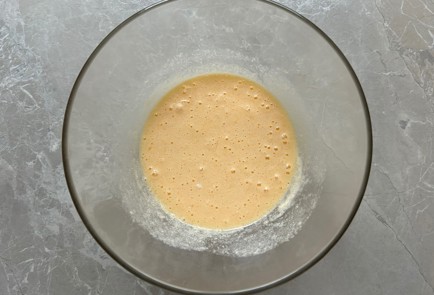 Фото шага рецепта Пирог со сливой и персиками 187336 шаг 5  