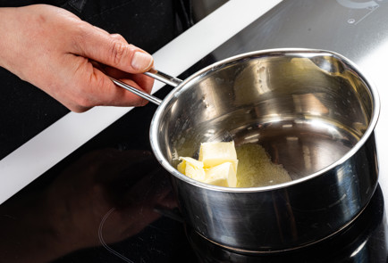 Фото шага рецепта Пирог Зебра на сметане 191418 шаг 2