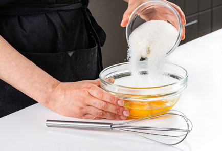 Фото шага рецепта Пирог Зебра на сметане 191418 шаг 4