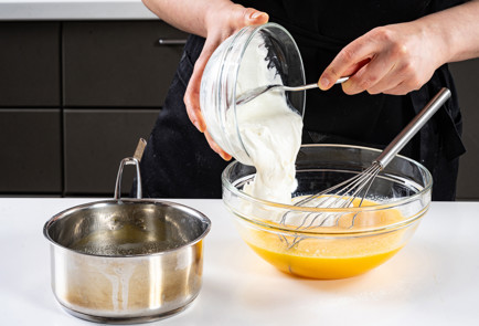 Фото шага рецепта Пирог Зебра на сметане 191418 шаг 5