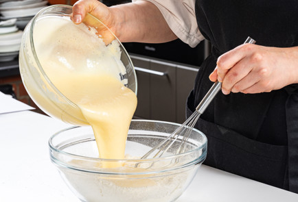 Фото шага рецепта Пирог Зебра на сметане 191418 шаг 6