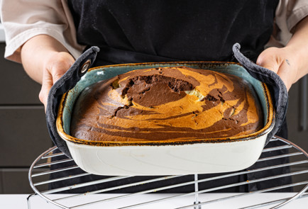 Фото шага рецепта Пирог Зебра на сметане 191418 шаг 9