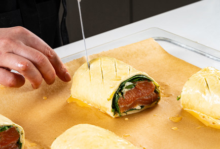 Фото шага рецепта Пироги из слоеного теста с форелью 191161 шаг 10  