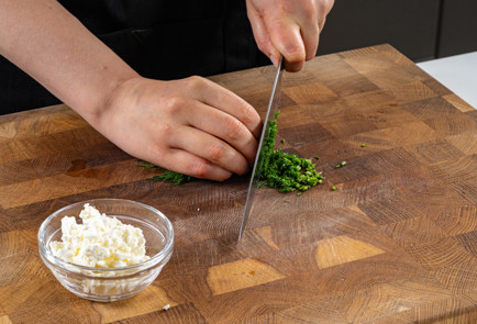 Фото шага рецепта Пироги из слоеного теста с форелью 191161 шаг 2  