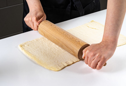 Фото шага рецепта Пироги из слоеного теста с форелью 191161 шаг 6  