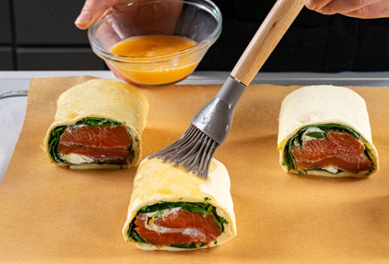 Фото шага рецепта Пироги из слоеного теста с форелью 191161 шаг 9  