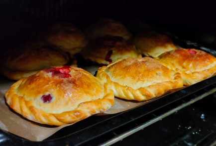 Фото шага рецепта Пироги с вишней 189444 шаг 13  