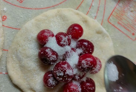 Фото шага рецепта Пироги с вишней 189444 шаг 6  