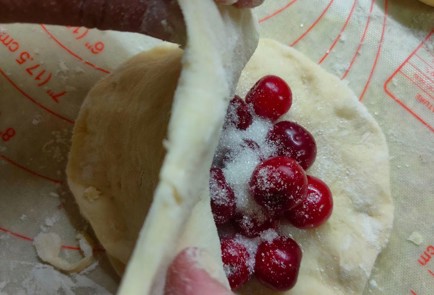 Фото шага рецепта Пироги с вишней 189444 шаг 7  