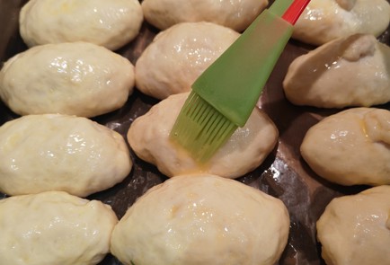 Фото шага рецепта Пирожки с луком и яйцом в духовке 175490 шаг 10  