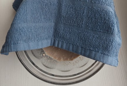 Фото шага рецепта Пирожки с луком и яйцом в духовке 175490 шаг 2  