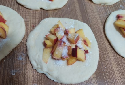 Фото шага рецепта Пирожки с персиком 190167 шаг 9  