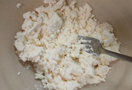 Фото шага рецепта Пирожки с рикоттой и шпинатом 188638 шаг 4