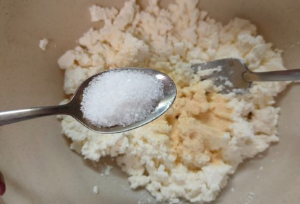 Фото шага рецепта Пирожки с рикоттой и шпинатом 188638 шаг 6