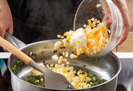 Фото шага рецепта Пирожки с щавелем и яйцами 188789 шаг 8  