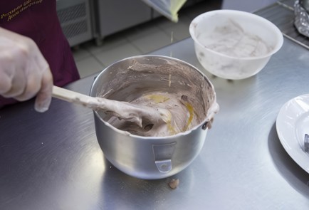 Фото шага рецепта Пирожное картошка с миндалем 137574 шаг 3  