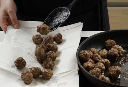 Фото шага рецепта Пита с говяжьими фрикадельками 153120 шаг 5  