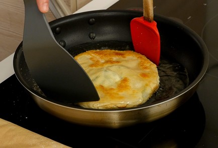 Фото шага рецепта Лепешка плацинда с творогом 114374 шаг 10  