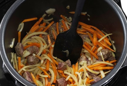 Фото шага рецепта Плов с говядиной в мультиварке 173377 шаг 7  