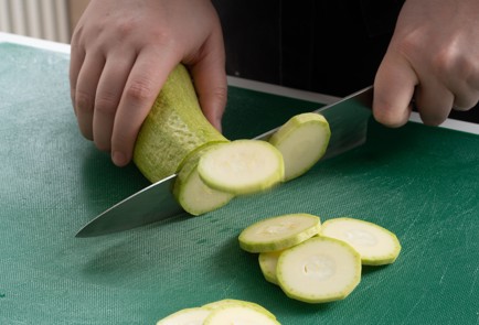 Фото шага рецепта Плов с кабачками и орехами 140584 шаг 2  