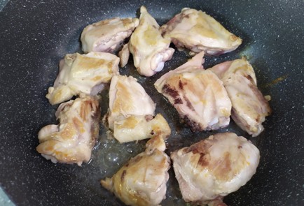 Фото шага рецепта Плов с курицей 190145 шаг 2  