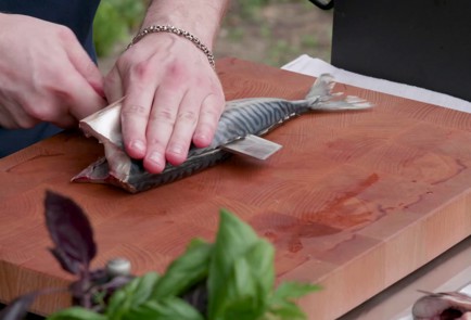 Фото шага рецепта Подкопченная скумбрия на мангале с терияки 174464 шаг 2  