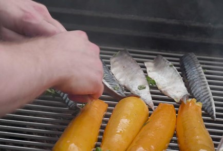 Фото шага рецепта Подкопченная скумбрия на мангале с терияки 174464 шаг 5  